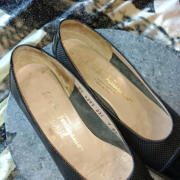 Vintage Salvatore Ferragamo Black Textured Low Heel 7AA - Picture 5 of 7